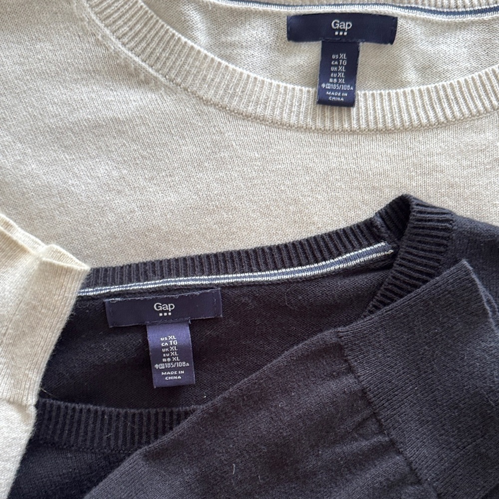 Lot of two Gap Men's pullover Sweaters.